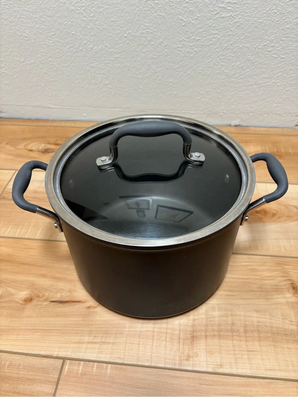 The Pampered Chef Stock Pot with Glass Lid and Soft-Grip Handles